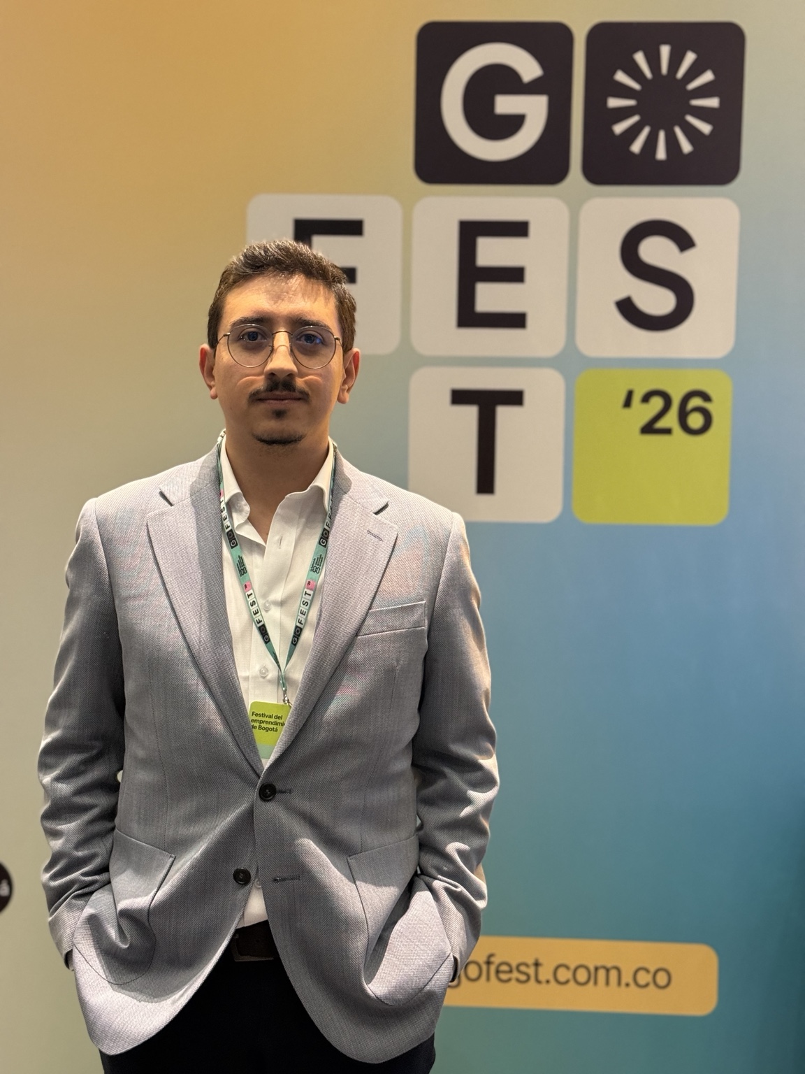 Julián Caicedo, CEO de Startti, posa frente a un fondo con el logo GOFEST '26 del festival de emprendimiento e innovación de la Cámara de Comercio de Bogotá.