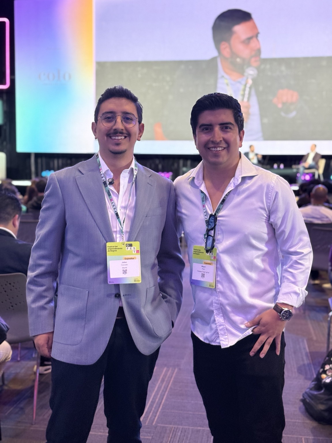 Dos integrantes del equipo de Startti sonríen con credenciales de expositor durante GOFest 2026.